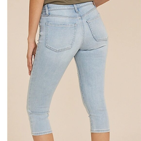 Maurices High Rise Ripped Button Fly Capri - 8 - Picture 3 of 7
